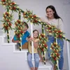 Decoratieve bloemen Mooie dennennaaldslinger Simulatie Kerstkegelversieringen Brievenbusdecoratie met 2m LED-lichtslingers