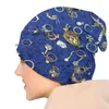 Bérets trésor-articles de bijoux sur un bonnet en tissu bleu foncé bonnet tricoté Urbex fragments d'exploration urbaine Berlin Roger
