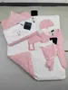 Klassiekers pasgeboren jumpsuits hoogwaardige peuter kleding maat 52-80 cm baby vijf delige set bodysuit hoed bib deken omhelzen een quilt 24mar