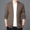 Suéteres para hombres 2024 Otoño Cardigan de punto Casual y guapo Versátil Rayado Traje suelto Abrigo