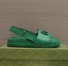 Platt häl lyxdesigner sandaler kvinnor casual glider sandal läder lappt modet fashionabla strandskor klassisk ankel remmar tjocka solade reseskor