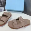 2024 zomer nieuwe aankomst vrouwen platte slippers runway designer hoge kwaliteit sue leer dikke zool buiten wandelen zachte gesp decor vakantie strand slippers