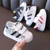 Sneakers Buty dla niemowląt bez poślizgu miękkie gumowe buty sportowe dla dziewcząt i chłopców zwykłe płaskie buty rozmiary 21-30 240322