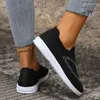 Casual skor svart färg stickade sneakers för kvinnor sommaren icke-halkad andningsstrumpor kvinna slip-on platt klackar sport