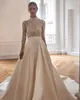 ミラノバ花嫁のためのラインウェディングドレスハイネックパールトップウェディングドレス長袖覆われたパールバックデザイナーブライダルガウン