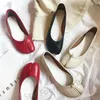Casual Shoes Tabi Woman 2024 Autumn Leather Flats för kvinnor Lyxdesigner Split Toe Kvinnliga loafers mjuka damer Mockasins