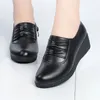 Casual Shoes 2024 Spring Mom Black Pu Leather Flats Bekväma Slip-On Women's Loafers kilar Sneakers Woman Granny Ballet