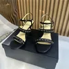 2024 Décolleté da donna di alta qualità Sandali con tacco alto catena di metallo di marca famosa Vera pelle Designer di lusso Moda slingback Gattino tacco da donna Scarpe singole Taglia grande