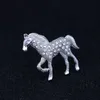 Härlig hästbroscher med mode Silverfärg Animal Crystal Pins for Women Men Julklappar 240320