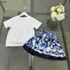 Classics Baby Clothes Kids Tracksuits Girls Dress Two-Piece Set Storlek 100-150 cm TIEK UPP midje Design T-shirt och blå mönstrad kort kjol 24mar