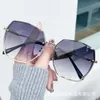 2 шт. Модный роскошный дизайнер 2023 Новые модные солнцезащитные очки без рамок с отделкой для женщин Instagram Высококачественные солнцезащитные очки в большой оправе с тонким внешним видом УФ-защитой