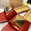 STADS SLIDES FLATES DÉCHERNEUR DE Luxury Femmes High Heel Slippers VT Square Toe Geatin Leather Rome Shoe Rivet Decor One Summer Holiday Sneaker Sandal Valentines SDG1