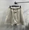 Shorts pour hommes Un nouveau short en caoutchouc coloré incontournable pour l'été 2023, vêtements d'extérieur de haute qualité, shorts brossés, vêtements de rue à la mode pour hommes 24323