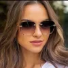 2 pcs Designer de luxe de mode Lunettes de soleil sans monture de pointe pour femmes 2020 Nouvelle mode Net Lunettes de soleil rouges avec lunettes de soleil de protection UV