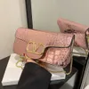 デザイナーの豪華なファッショントートバッグ財布フランスのニッチデザインファッショナブルでスタイリッシュな小さな正方形のバッグ2023新しい汎用性のあるスタイル女性のためのワンショルダークロスボディバッグ