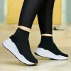 Sapatos 2022 Novo Plataforma respirável deslize em botas macias Ladies Casual Running Shoes Knit Sok Shoes Plus Size Sheakers de malha feminina