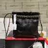 23SS Classic Mini Black Caviar Leather 22 Shopping axelväskor med svart bokstäver guldmynt charm guldmetall hårdvara matelasse kedja crossbody handväskor 20 cm