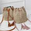 Axelväskor 2024 Summer Women Tassels Bucket Crossbody Bag strå vävd tote