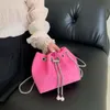 Designer Luxe mode draagtassen Portefeuilles Gestreepte fluwelen emmertas 2023 nieuwe modetrend effen kleur dagelijks veelzijdige crossbody tas met enkele schouder voor dames