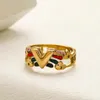 Fade aldrig Luxurys designer 18k guld strass ring kvinnor mode guld ringar mode rostfritt stål graverat brev mönster guld pläterad storlek 6-8 grossist