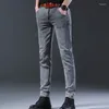 Jeans da uomo Pantaloni elastici maschili in denim grigio Pantaloni lunghi e sottili da strada per piedi piccoli