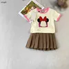 ブランドベビー服の子供のトラックスーツガールズドレスサマー2ピースセットサイズ100-160 cm Tシャツとプリーツスカート24マール