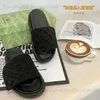 Kapcie płaskie luksusowe buty designerskie letnia marka desinger moda moda sandałowe sandałowe slajdy ślad na zewnątrz flip flip flip t240325