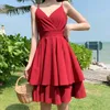 Robes décontractées Rouge évider robe à col en V sans manches femmes été mince spaghetti sangle croisée plage robe d'été bowknot mini laminé