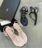 Französische Designer-Frauen-Hausschuhe mit Clip-Zehe, flache Sandalen, Sommer-T-gebundene Damenschuhe, Strand, lässige Frau, Luxus-Kanal-Flip-Flops, modische Damen-Lederschuhe 35666