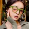 2 PCSファッションラグジュアリーデザイナー高度なサングラス小さなフレームTiktok Net Red Same Sunglasses Concave日焼け止め平野サングラス