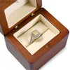 Smyckeslådor Mishitu Solid Wood Wedding Ring Box Square Wood Ring Box för förslag Ringhalsband Lagringslådor Äktenskapsmycken Lådor L240323