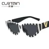 2 pcs Mode Designer de luxe Noir et blanc Panda Stripe V Triangle Cat Eye Lunettes de soleil 2022 Nouvelles lunettes de soleil montrent des lunettes de soleil à petite monture