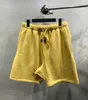 Shorts pour hommes Un nouveau short en caoutchouc coloré incontournable pour l'été 2023, vêtements d'extérieur de haute qualité, shorts brossés, vêtements de rue à la mode pour hommes 24323