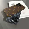 Luxe Designer iPhone 15 Pro Max Telefoonhoesjes voor 14 13 12 11 promax Meisjes Schattig Klassiek Patroon Lederen Achterkant Metalen naamplaatje Decoratie Vierkant Hoesje