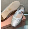 Balletmodeontwerper Professionele dansschoenen 2024 Satijnen balletschoenen mm dikke zool boog ondiepe mond enkele schoen platte sandalen, geschikt