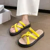 Kapcie kobiety 2024 Letnie moda luksusowe buty damskie otwarte plażę grube Sole Casual Flip Flops Zapatos de Mujer