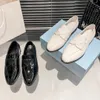 Chaussures de créateurs Confort Baskets Classique Lady Mocassins En Cuir Verni Métal Noir Blanc Triangle Luxe Femmes Robe Chaussures Paresseux Casual Baskets En Plein Air