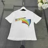 Lüks Bebek T-Shirt Gökkuşağı Mektubu Desen Baskı Çocuk Tshirt Boyut 100-150 cm Çocuk Tasarımcı Giysileri Kızlar Erkekler Kısa Kollu Tees 24Mar