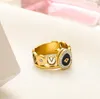 Fade aldrig Luxurys designer 18k guld strass ring kvinnor mode guld ringar mode rostfritt stål graverat brev mönster guld pläterad storlek 6-8 grossist