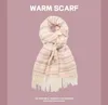 Sciarpa in cashmere scozzese rosa con dolce scialle con nappe