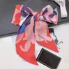 Ny designer Silksjalor Pure Silk Fresh Spring and Summer Contrast Small Silk Scarves Fashion Hair Band Leisure Fashion Bag Dekorativa halsdukar