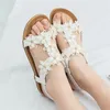 BEYARNEComfortable flat sandals women big size summer shoes woman bohemia flowers rhinestone beach ladies shoes thongs 240312