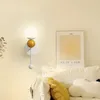 Lámparas de pared Lámpara de madera LED nórdica Decoración moderna para el hogar Apliques de bola roja Dormitorio Mesita de noche Sala de estar Pasillo Luces de iluminación Lustre