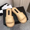 Kvinnliga damer sandaler designer skor halm glider damer sandles fiskare tofflor klassisk platt botten tofflor casual sandaler mode strand slandlar för kvinnor