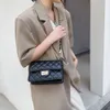 デザイナーの高級ファッショントートバッグ財布韓国リンゲロックバックル小さなバッグ2023春のファッショントレンディで多目的なワンショルダークロスボディバッグ