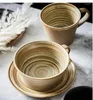 Muggar keramisk kaffekopp och tefat sätter kreativ handgjorda retro konstmjölk frukost rack