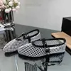 Sandaler 2024 Summer New Round Head Water Diamond Sandals tofflor Fashionabla och bekväma platt botten kvinnor 44 stora sandaler T240323