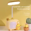 Lampade da tavolo Lampada da scrivania Colorata Base per TV piccola a risparmio energetico Regalo per bambini Illuminazione simpatico cartone animato Protezione per gli occhi degli studenti dei bambini a LED