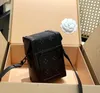 23ss Mini borsa da uomo con patta magnetica PORTAFOGLIO INDOSSABILE VERTICALE TRONCO M82070 Borsa da uomo firmata Borsa a tracolla Portafoglio Borsa a tracolla