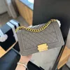 Pojke mode kvinnor axel väska läder diamant guld hårdvara metall spänne lyx handväska justerbar axel crossbody väska makeup väska shopping väska mode väskor 25c